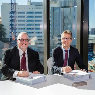 MNHHS Chief Executive Shaun Drummond and UQ Vice-Chancellor Professor Peter Høj sign the alliance agreement.