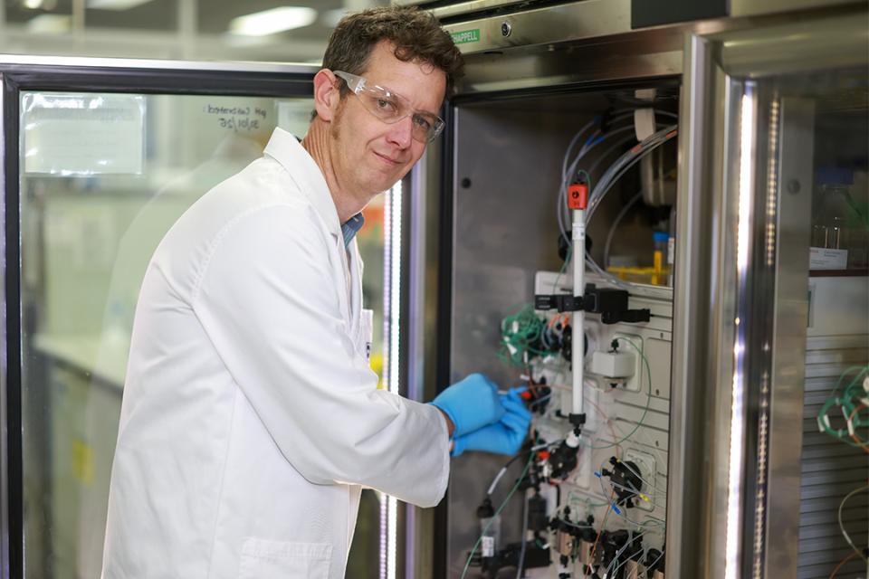 Professor Keith Chappell in a lab.