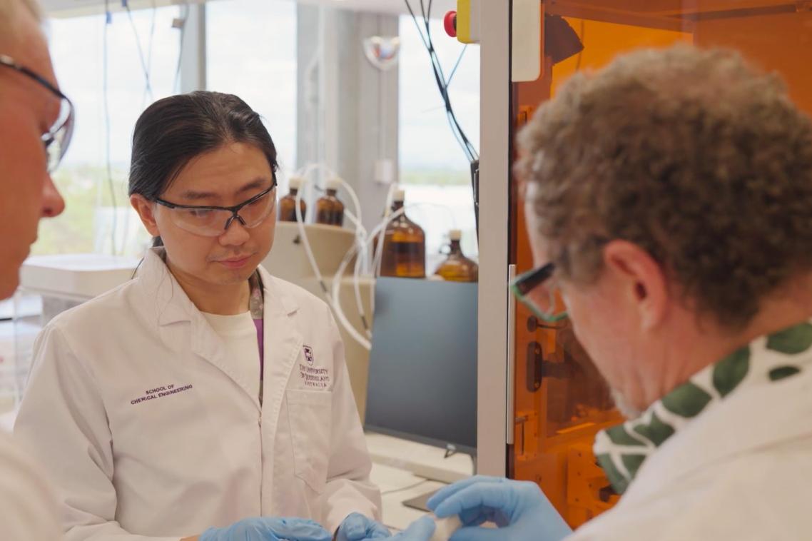 UQ researchers in a laboratory