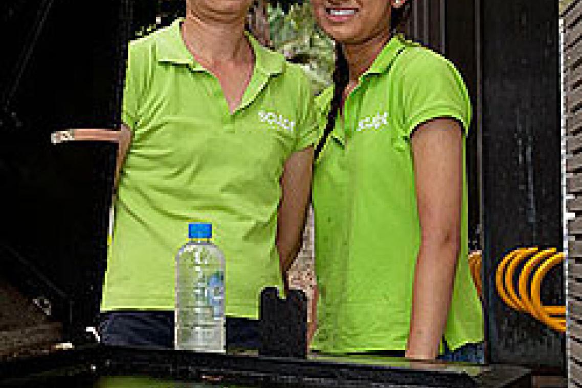 Pharmacist Tuyet Pham and her niece Linh Esmail, a UQ pharmacy student