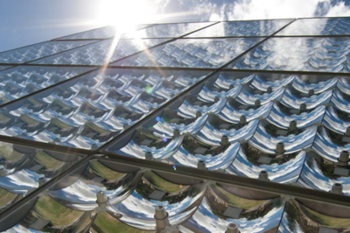 “The concentrating photovoltaic solar tracking array is a high-visibility flagship for the overall UQ solar project.” Professor Paul Meredith