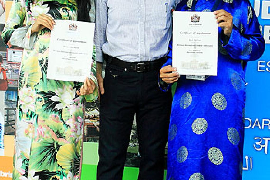 UQ Brisbane International Student Ambassador Quoc Duy Tran (right) with former Lord Mayor Campbell Newman
