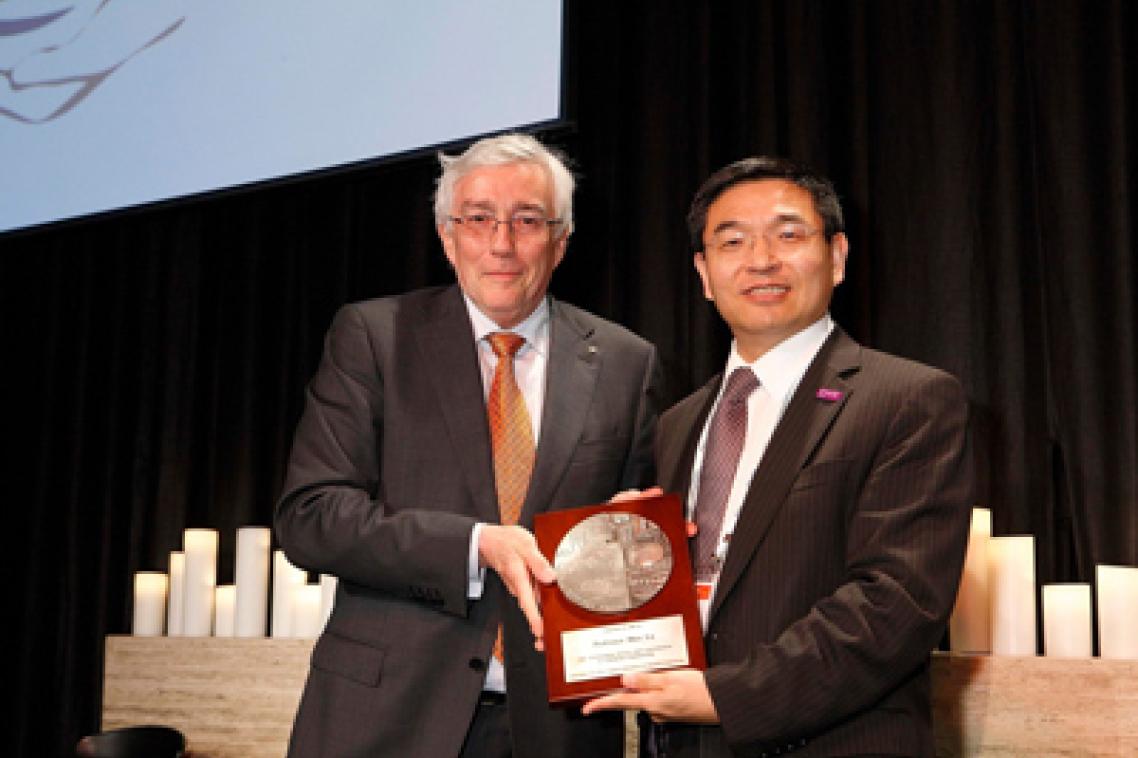 UQ's Vice Chancellor Paul Greenfield AO with Chemeca Medal winner Deputy Vice-Chancellor (Research) Professor Max Lu
