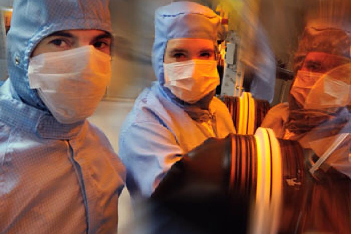 The Transparent Electrodes for Plastic Electronics Research Cluster seeks to develop lower-cost flexible optoelectronic solutions that could transform the Australian consumer electronics industry.