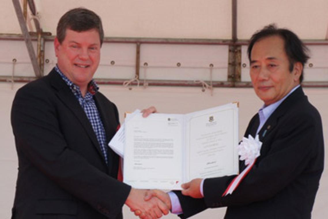 Queensland Treasurer Tim Nicholls and the Governor of Saitama Kiyoshi Ueda unveil UQ's Go Scholarship certificate in Japan.