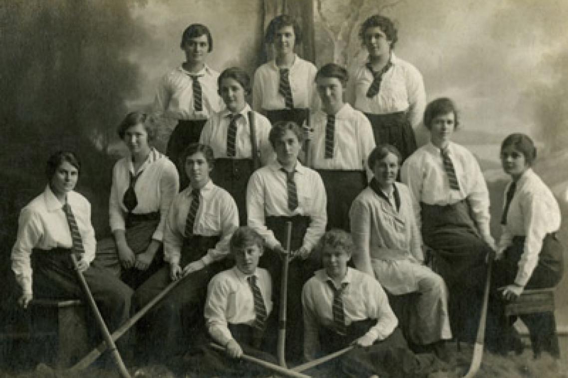 A 1918 photo from the UQ Women's Hockey Club.