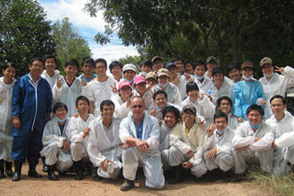 Dr Philip Chamberlain from The University of Queensland with students from the advanced veterinary program at Nong Lam University in Ho Chi Minh City.