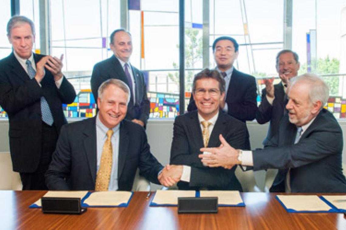 Signing the QED Alliance: (back, from left) Professor David Stephens, Emory; Mr Stephen Sencer, Emory, Professor Max Lu, UQ; Professor Dennis Liotta, Emory; (front) Dr James Wagner, Emory; Professor Peter Høj, UQ, Professor Frank Gannon, QIMR.