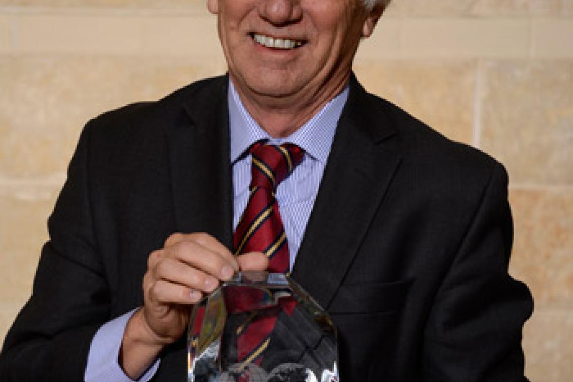 Leading exploration and The University of Queensland Adjunct Professor Daniel Wood and his 2013 Thayer Lindsley award.