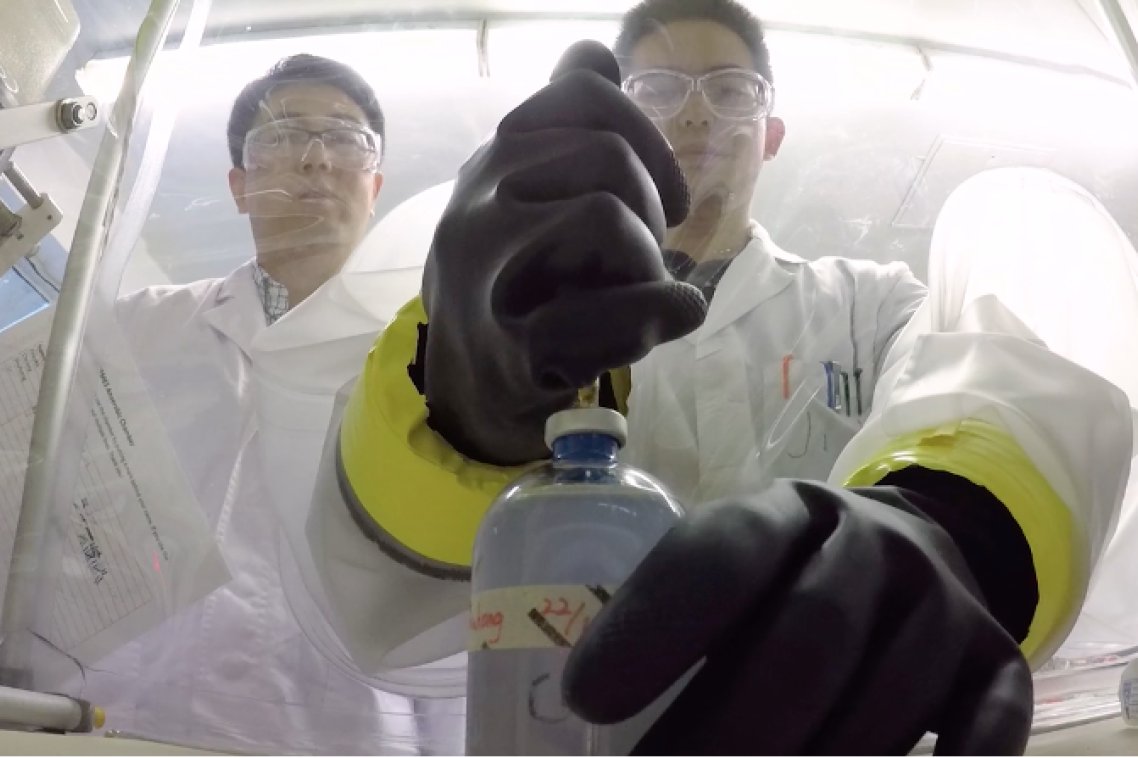 PhD Student Ji Lu (right) in the lab with his supervisor Dr Jianhua Guo (left)