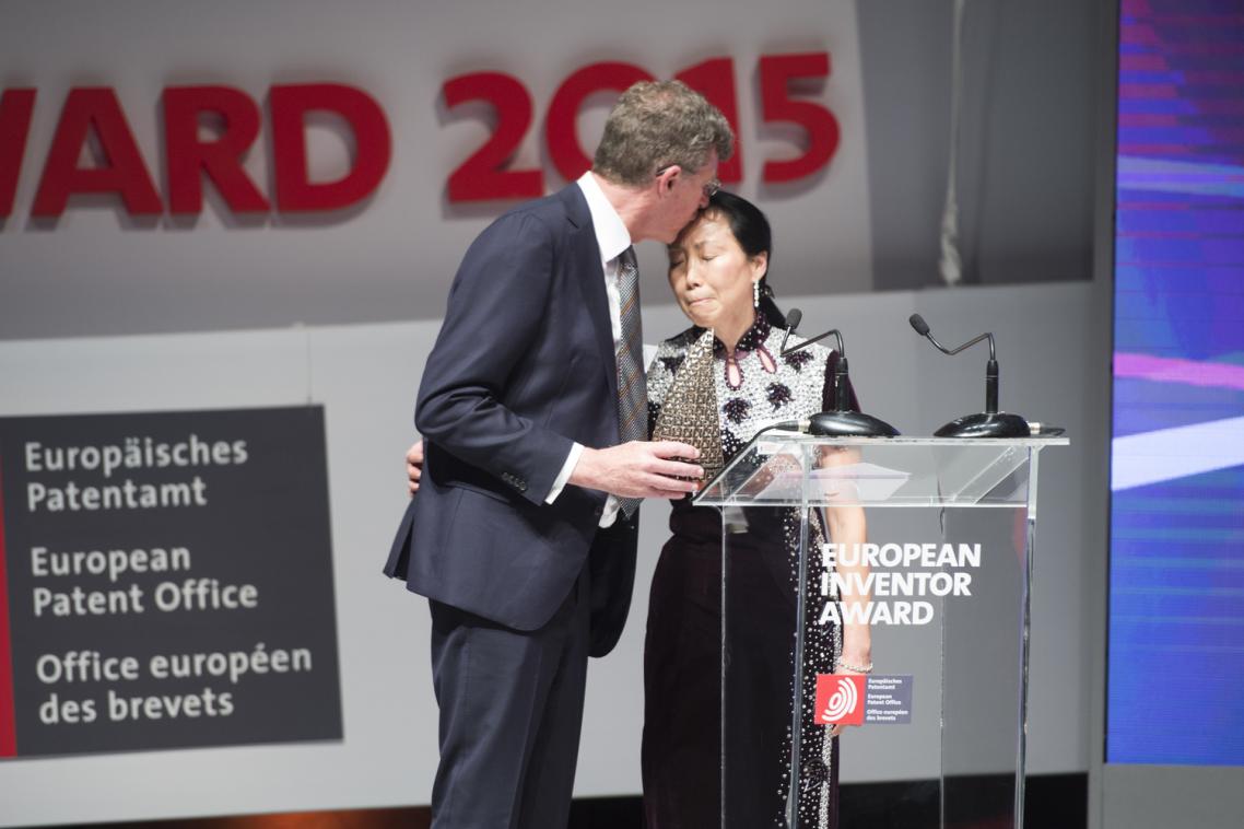 Professor Frazer accepts the Popular Prize award with Xiao Yi Sun, widow of Gardasil co-inventor Dr Zhou.