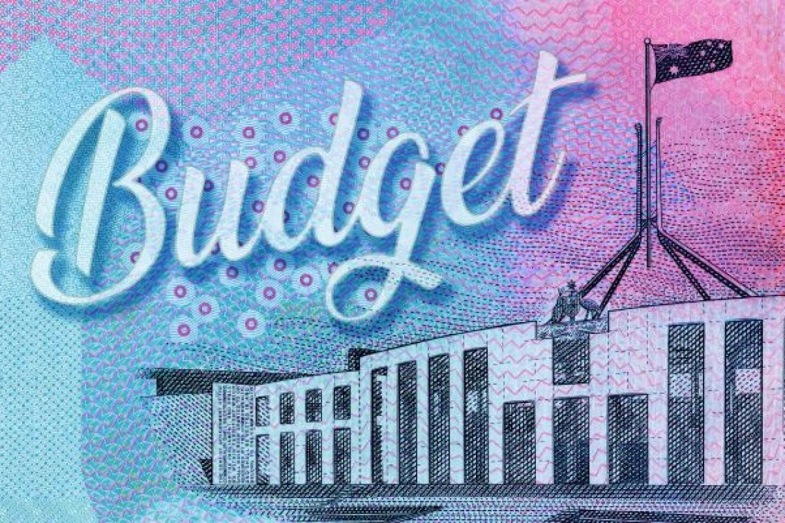 Federal Parliament building on ten dollar note background with the word budget written in cursive.
