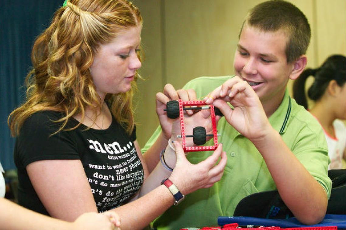 During the program, students live on campus, visit labs and talk to leading researchers, tour industrial and research facilities and take part in debates, lectures and dinners