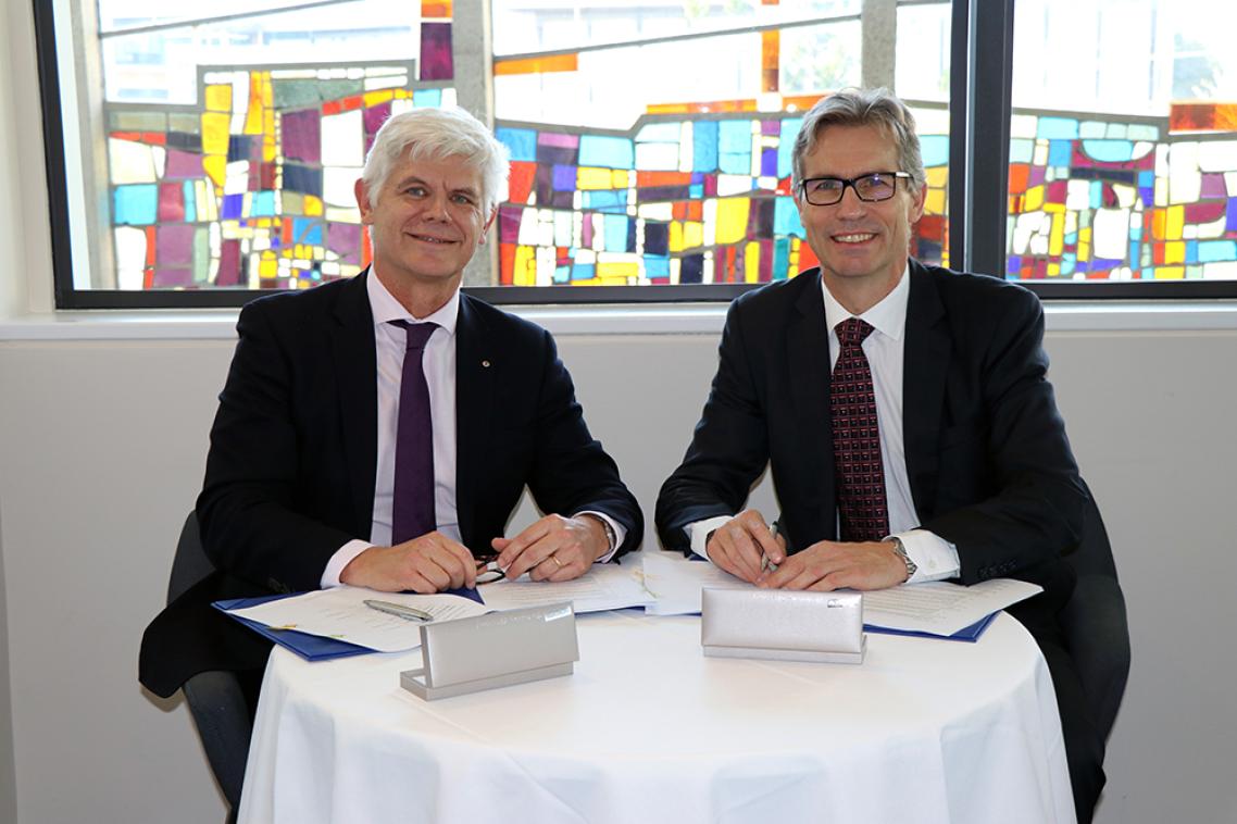 Newcrest Mining Ltd Executive General Manager Public Affairs and Social Performance Ian Kemish, and UQ Vice-Chancellor and President Professor Peter Høj