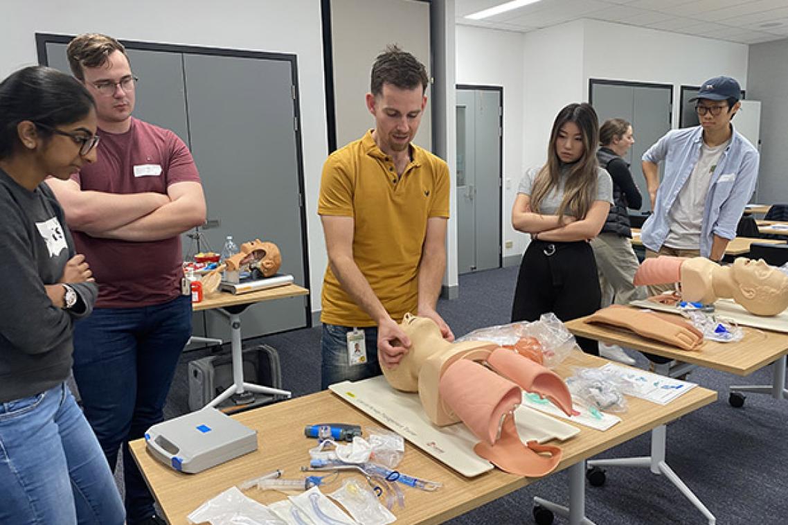 UQ medical students get hands-on training as part of the Central Queensland and Wide Bay Regional Medical Pathway.