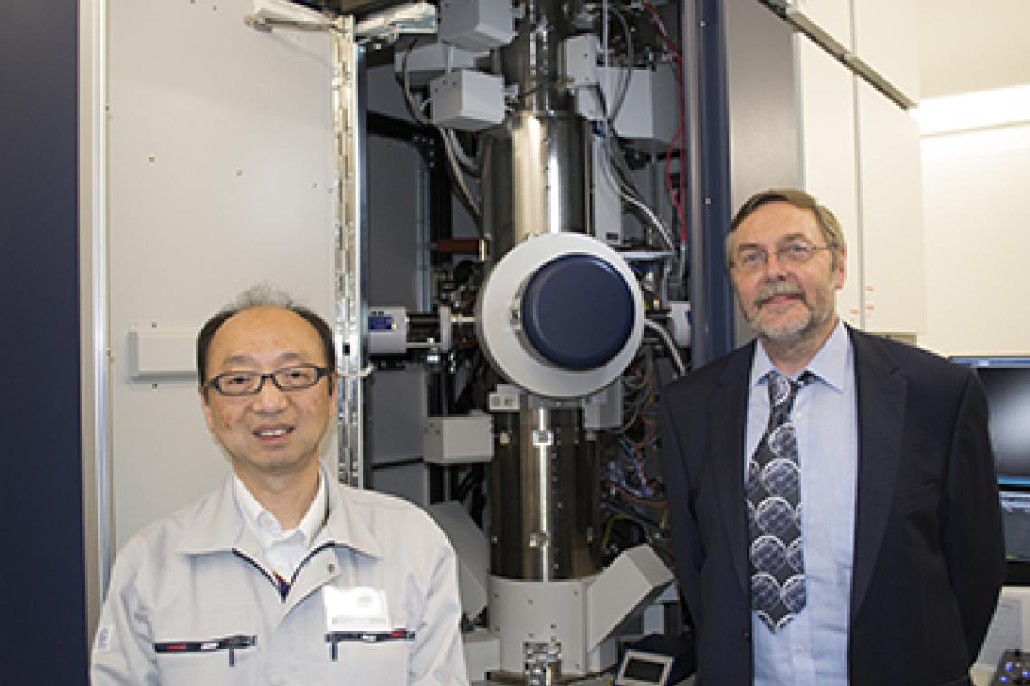 Roger-Wepf-and-Hiroshi-Kato-in-front-of-the-microscope