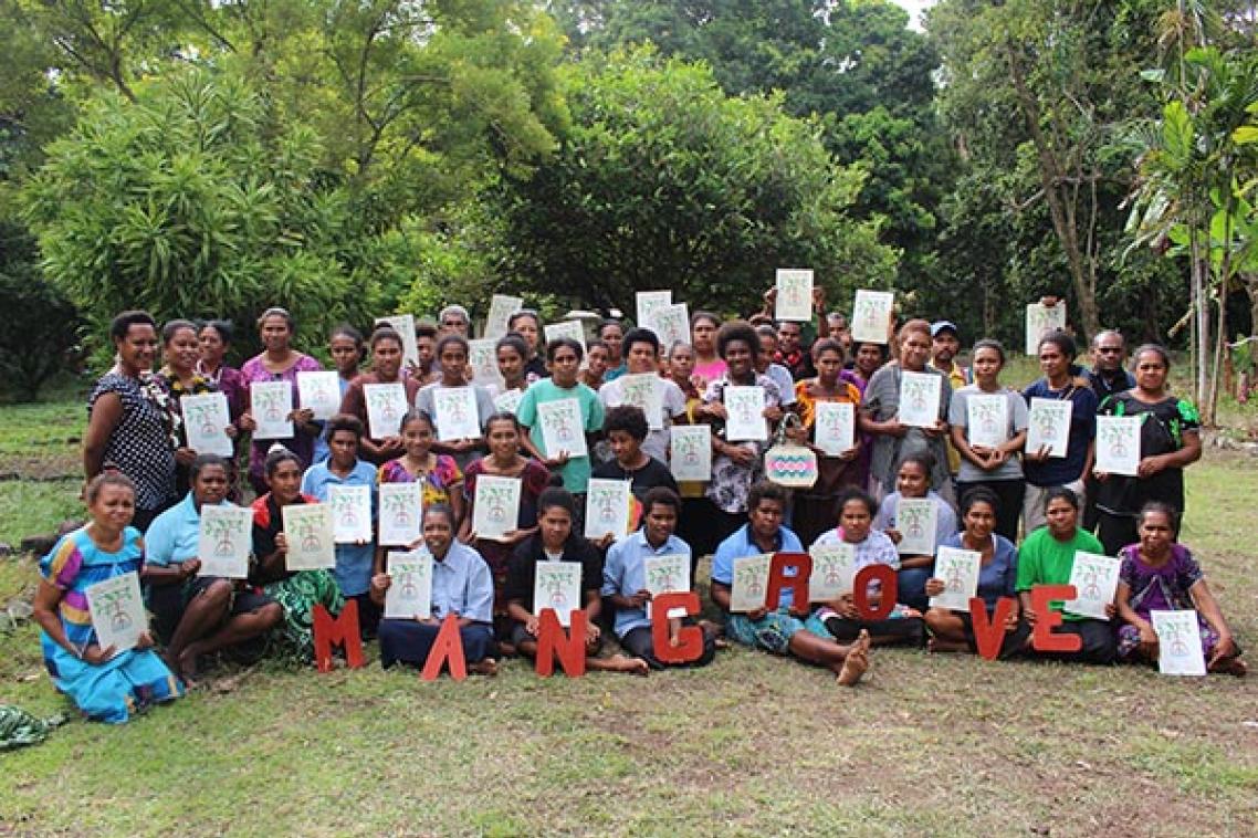 Mangoro Market Meri training young women in rural PNG mangrove science © Ruth Konia/TNC