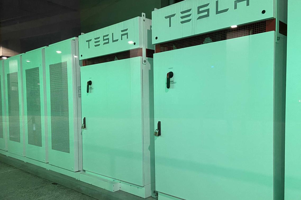 UQ's battery bank is lit green when it is charging. When discharging, it lights up blue.