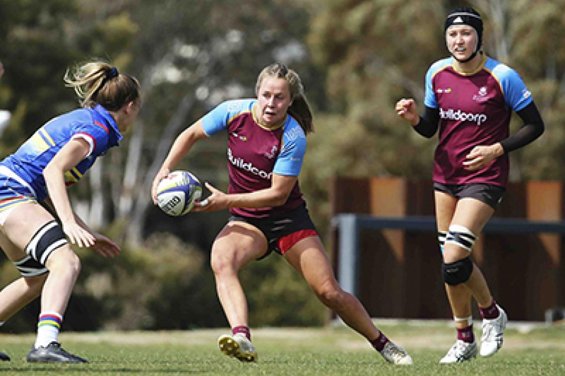 Uq-7s-player-Pleuni-Kievet-passing-the-ball-on-the-rugby-field