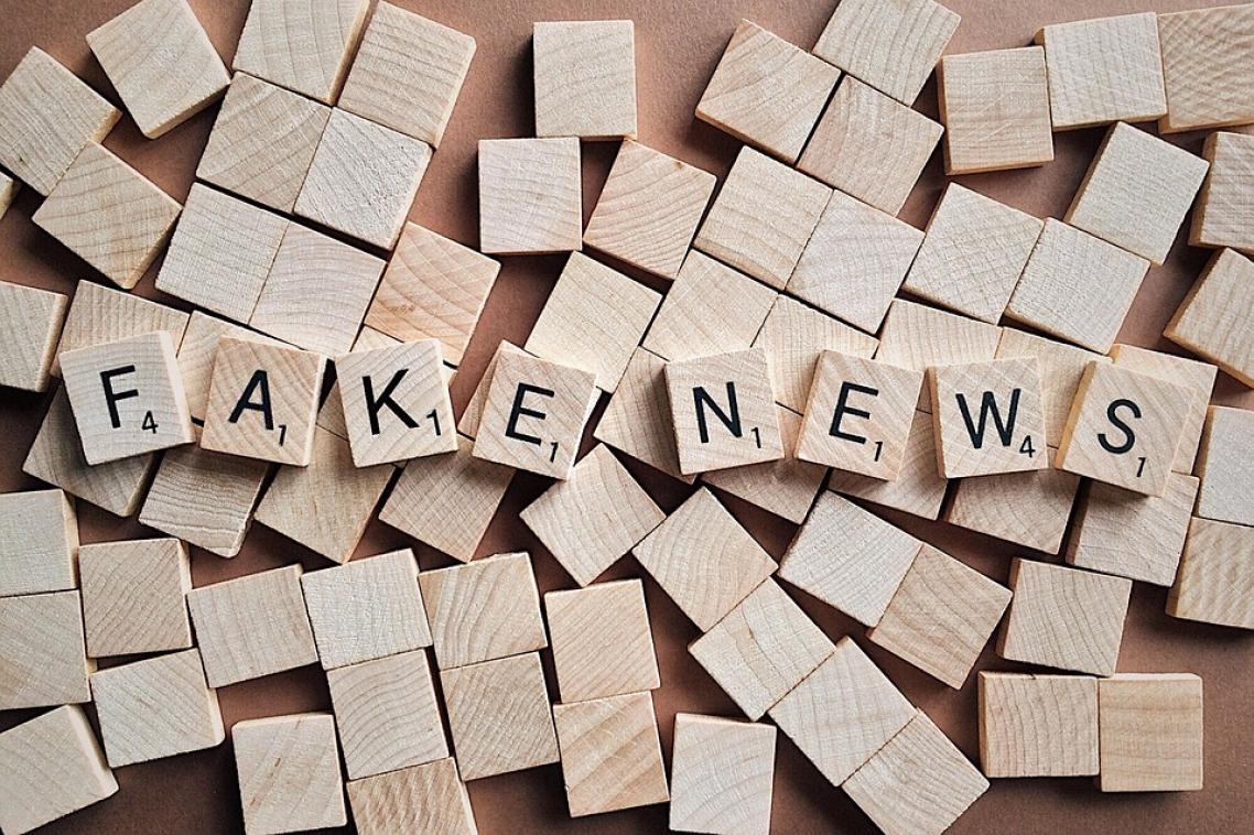 the words "fake news" spelled out in scrabble tiles