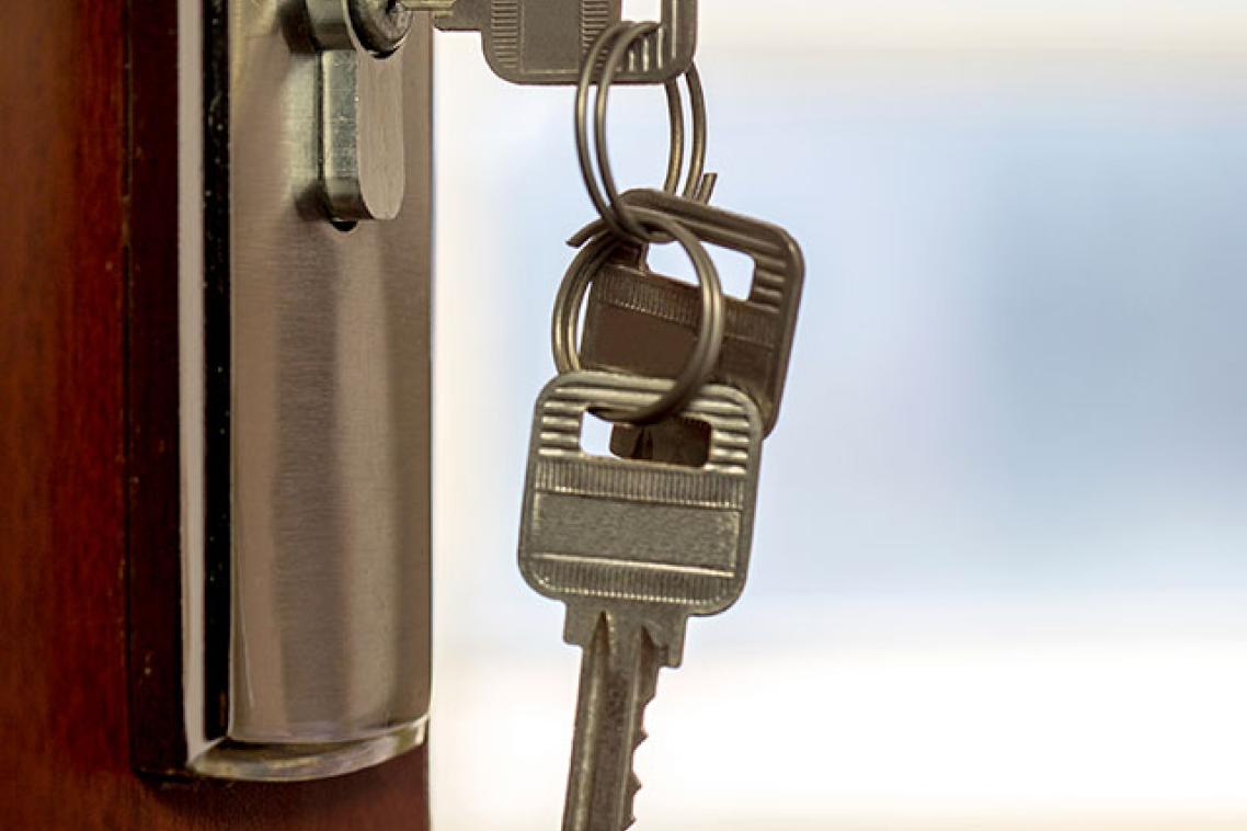 Set a key's in a door lock