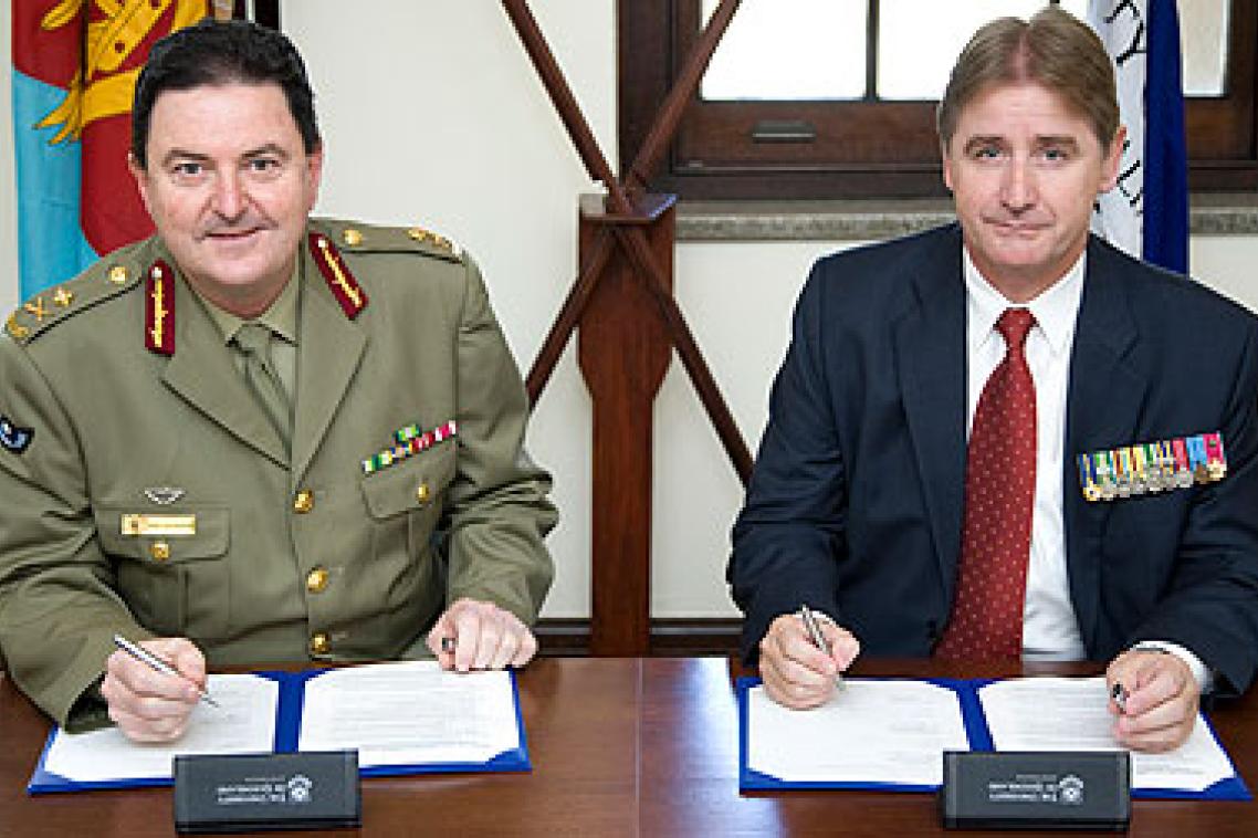 Major General Paul Alexander, Surgeon General, Australian Defence Force, and Major General Maurie McNarn AO (Ret'd), Executive Director (Operations), UQ