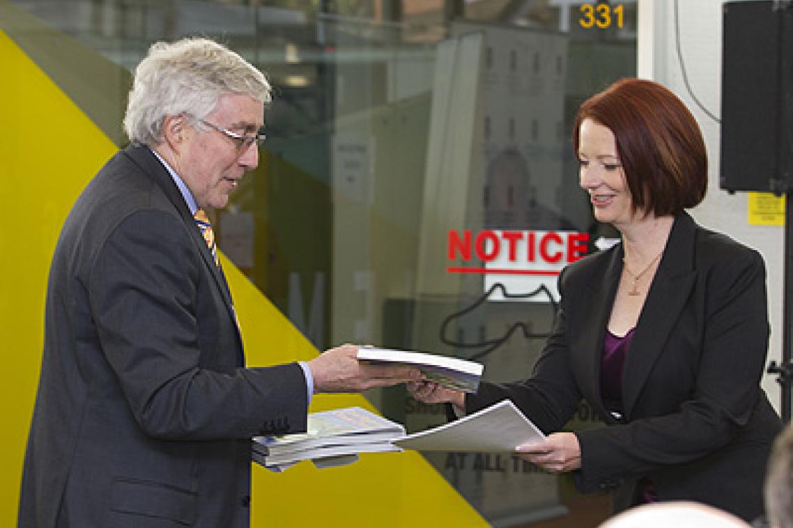 Vice-Chancellor Professor Paul Greenfield presents Prime Minister
Julia Gillard with copies of Coral Reefs and Climate Change at UQ on July 23