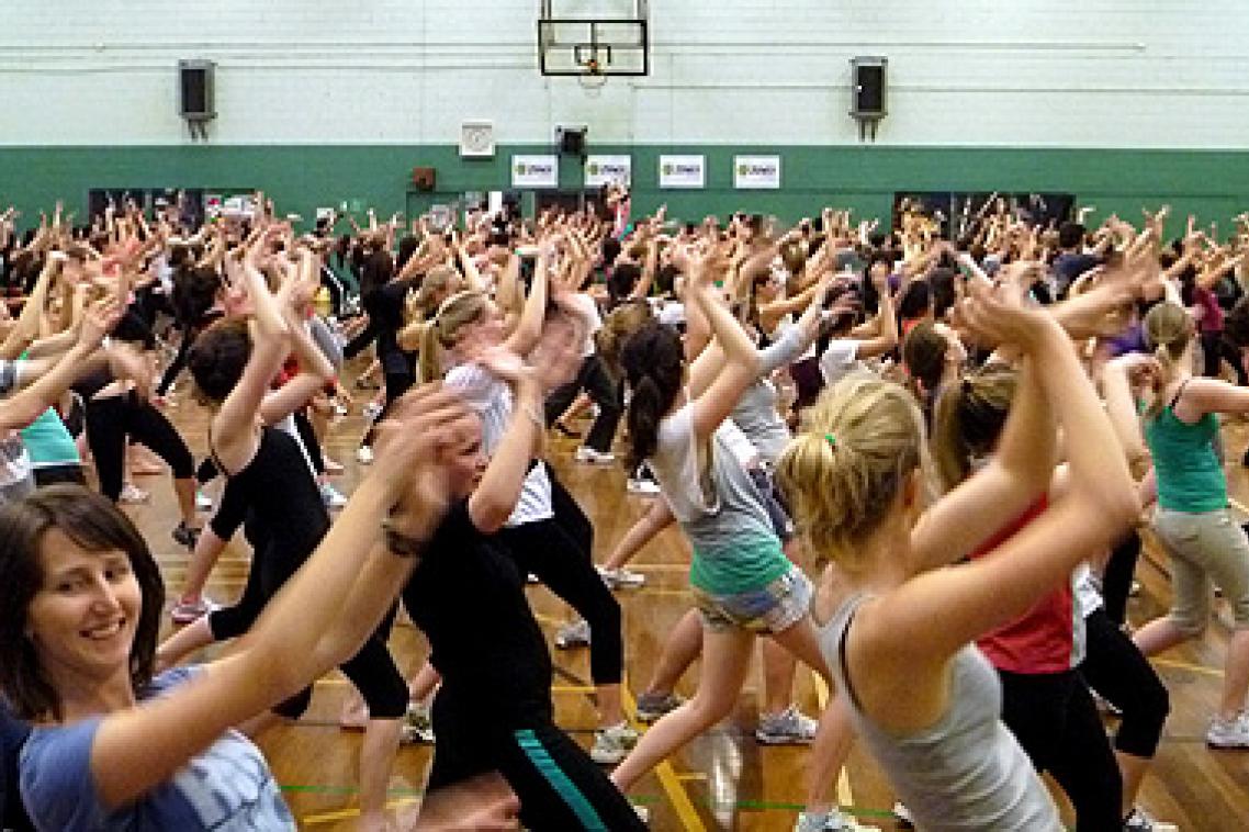 400 people try ZUMBA